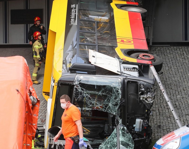 GALERIE FOTO  |  Un autobuz a căzut de pe un pod din Varșovia. Un mort și 20 de răniți