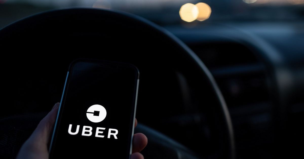Top zece cele mai uitate obiecte uitate de români în mașinile Uber. Smartphone cu aplicația Uber, deschis într-o mașină