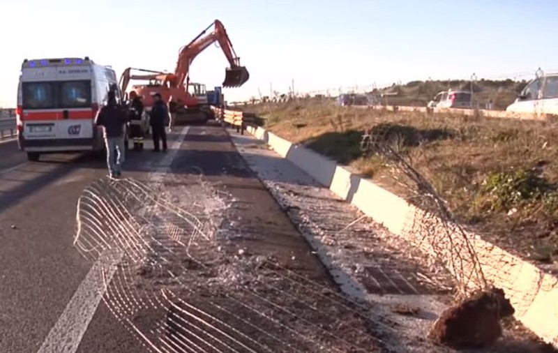 Jaf incredibil în Italia! Mai mulți infractori au reușit să fure 2,3 milioane de euro cu excavatoarele