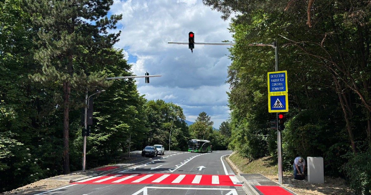 O intersecție în care a fost instalat un semafor inteligent, o trecere de pietoni, pe Drumul Poienii, din Brașov