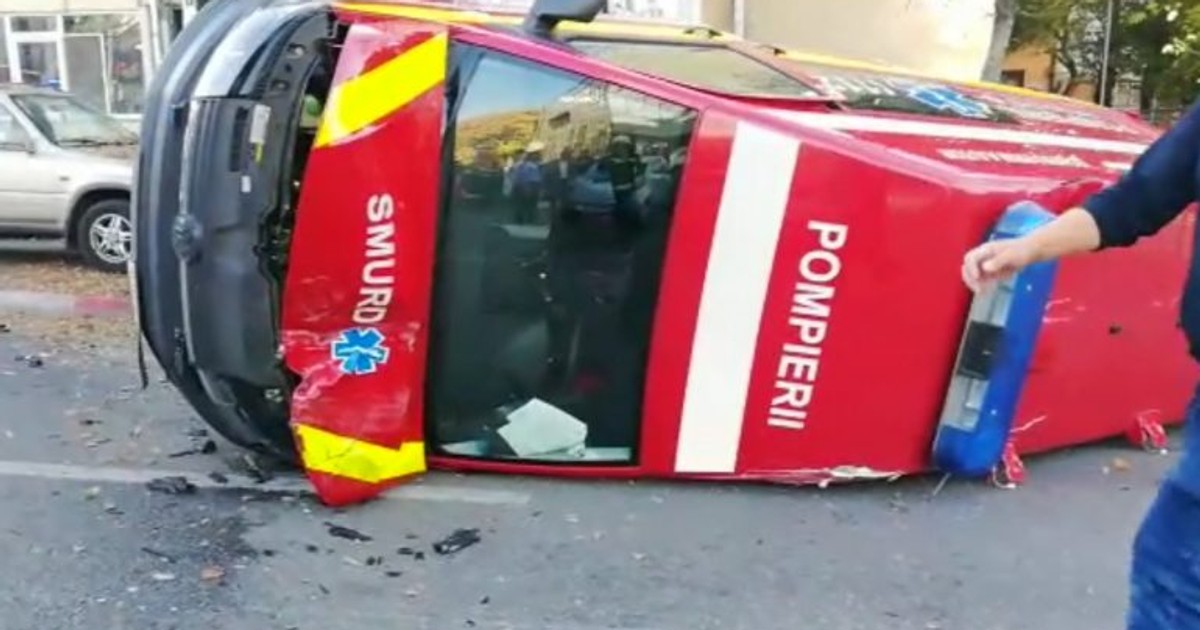 Ambulanță răsturnată în centrul Piteștiului. Paramedicii au fost răniți
