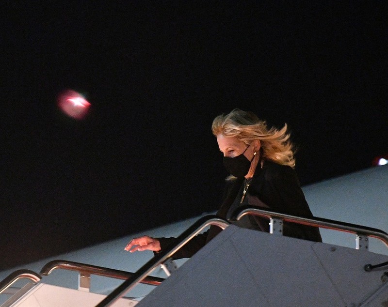 Jill Biden s-a deghizat în însoțitoare de bord de Ziua Păcălelilor