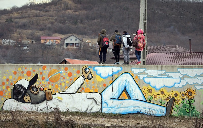 Cum se face școală online în comunitatea de la groapa de gunoi Pata-Rât, județul Cluj: „Unde mănânci, unde te culci, acolo înveți”