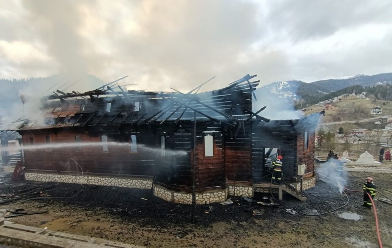 Incendiu la biserica de lemn din Borșa, chiar în ziua de Florii. Lăcașul de cult a ars ca o torță, în totalitate. VIDEO