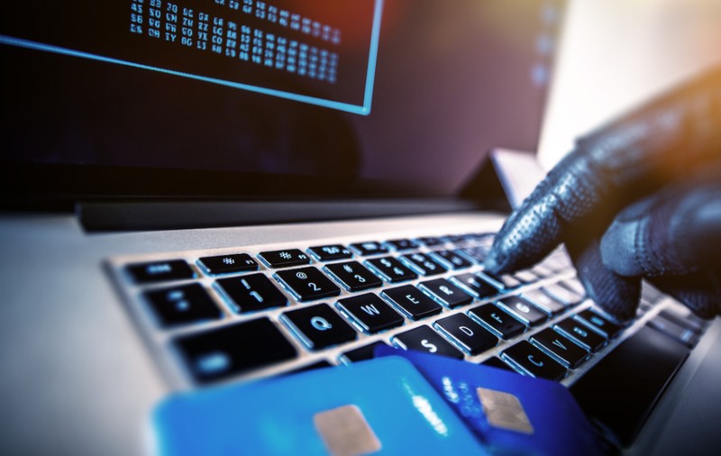 Atenție la țeapa cu laptopuri gratuite care fură banii românilor din conturi. DNSC: „Nu introduce date sensibile”