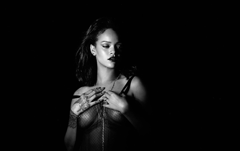 Rihanna, sexy și provocatoare pentru o campanie publicitară  | FOTO