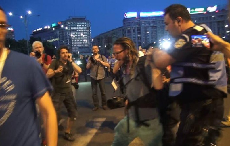 Jurnalistul german dus la secție și amendat la protestele din 20 iunie 2018 a câștigat procesul cu Jandarmeria. Paul Arne Wagner: ”Justiția mi-a dat dreptate în fața unui guvern nerușinat”