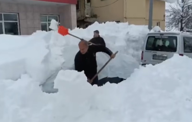 Cât de mare e zăpada în orașul din Turcia în care a nins non-stop două zile