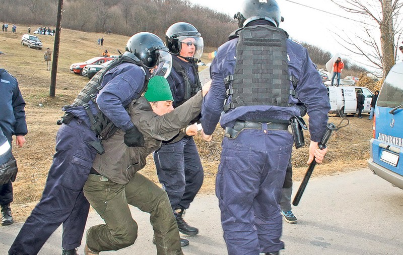 Forţele de ordine au luat-o razna la Pungeşti! Costel Vârnacea: «M-au bătut şi m-au lăsat acolo, pe jos, inconştient»