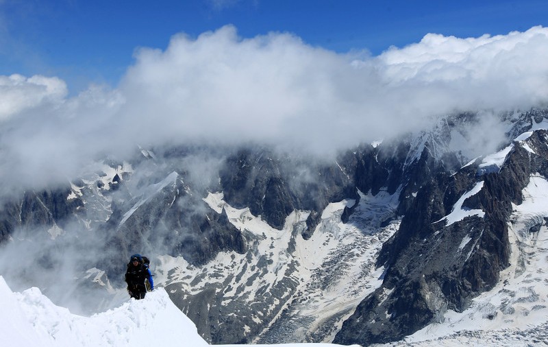 Un alpinist care a găsit o cutie cu pietre prețioase pe munte în urmă cu 8 ani și-a primit acum recompensa. Ce valoare are