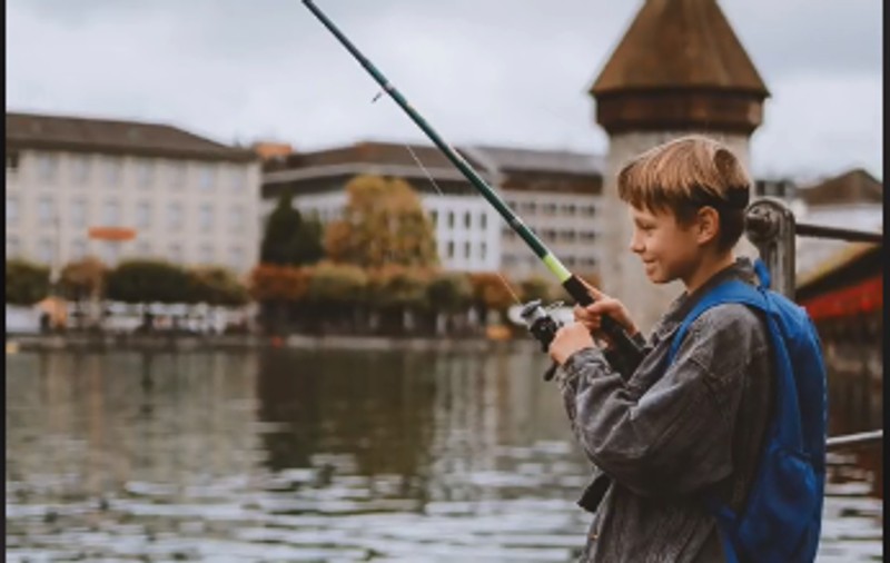 Mamă din Ucraina, după ce a văzut clipul viral cu fiul ei de 12 ani pescuind fericit în lacul Lucerna: „Nu mai plâng de tristețe, ci de bucurie!”