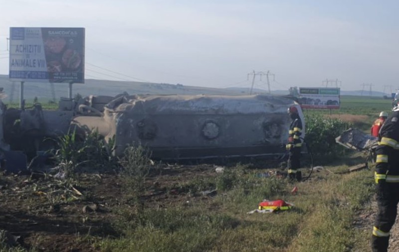 Cinci persoane au murit, între care doi copii, într-un accident grav în Suceava. Mașina în care se aflau a intrat într-o cisternă