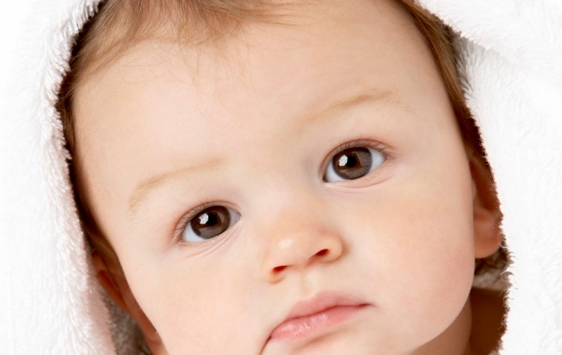 Fetiţă de un an lăsată în tufişurile din gară de mama sa 