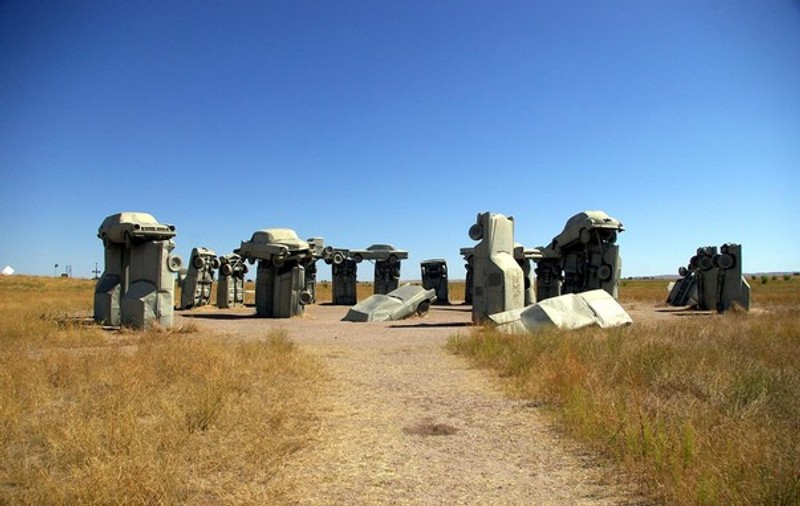 Foto | Un Stonehenge construit din maşini, scos la vânzare pentru 300.000 de dolari