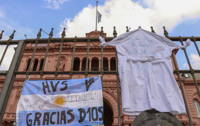 Argentinienii își iau adio de la Diego Maradona. Trupul neînsufleţit al legendarului fotbalist a fost depus la Palatul prezidenţial din Buenos Aires