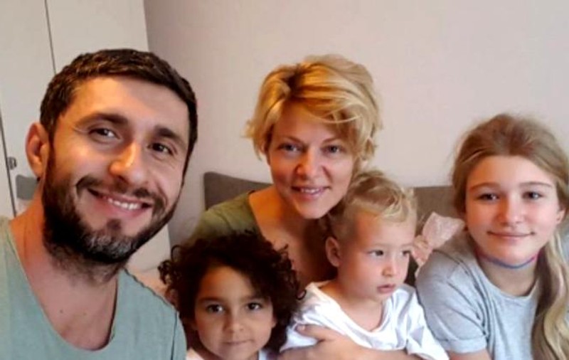 Fiul Danei Nălbaru și al lui Dragoș Bucur, pasionat de matematică. Părinții l-au surprins într-o ipostază rară