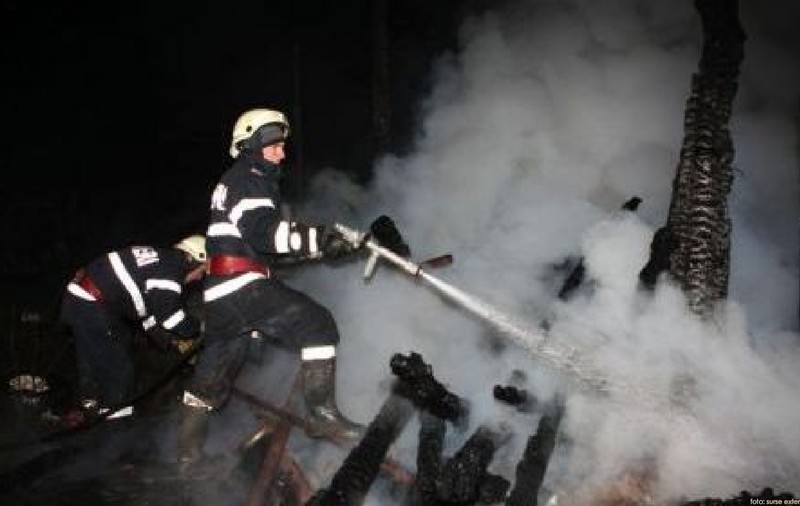 Incendiu într-un apartament din Reșița. Locatarii au intrat în panică