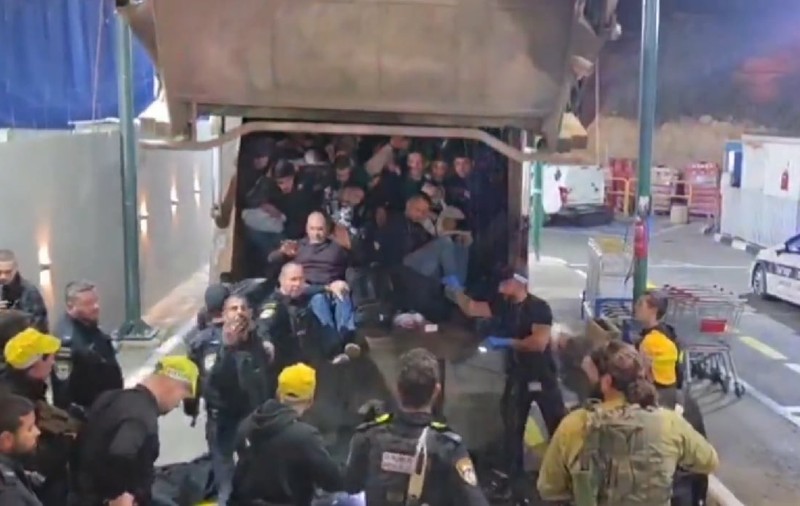 Peste 60 de palestinieni s-au ascuns într-o mașină de gunoi și au încercat să intre ilegal în Israel | VIDEO