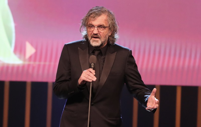 Regizorul sârb Emir Kusturica și-a rupt piciorul, dar anunță că va participa la un festival de film din Rusia