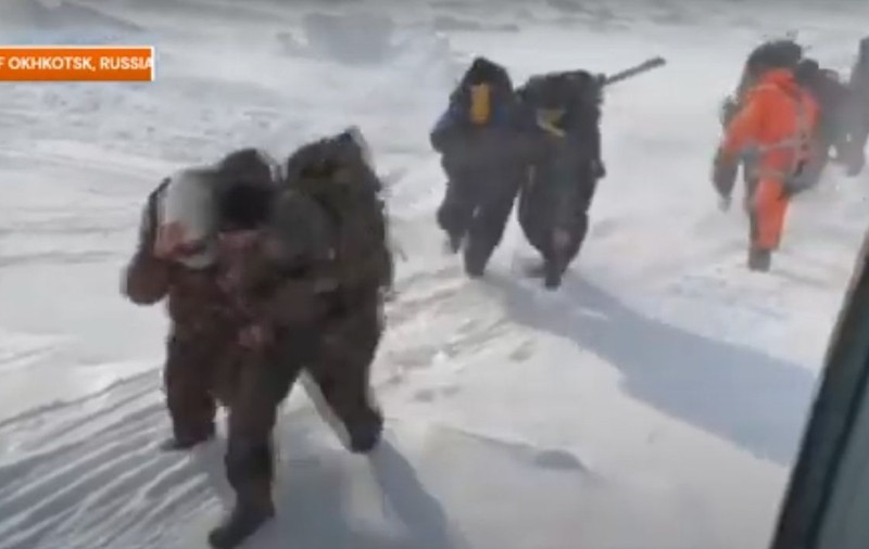 Peste 100 de pescari ruși au rămas blocați pe un banc de gheață desprins de insula Sakhalin și care a plutit în Marea Ohotsk | VIDEO
