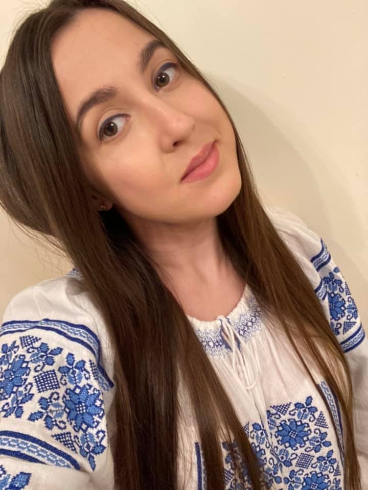 Alexandra poartă cu mândrie ia românească. Foto: Facebook/Alexandra Bulat