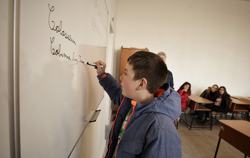 Trei directori în fiecare școală, mai multă practică pentru profesori, testarea tuturor elevilor la fiecare trei ani. Propuneri pentru noua lege a educației