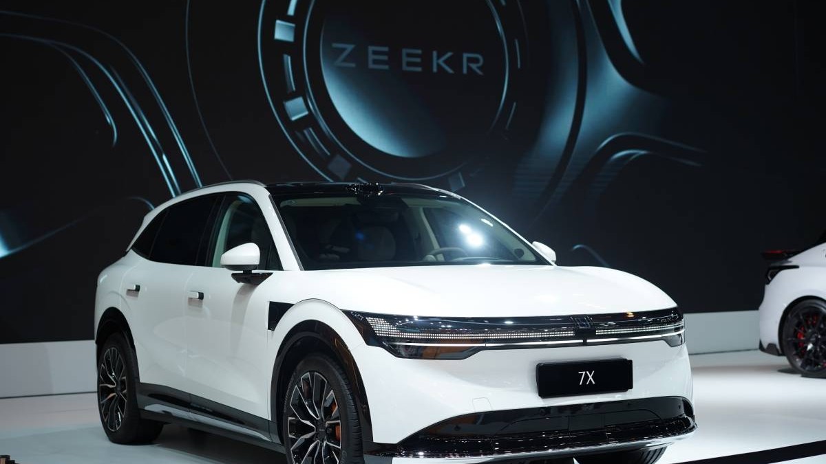 masina alba intr-un showroom pentru prezentare. model Zeekr 7X