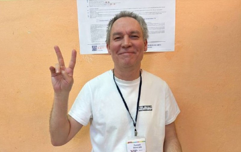 Membru al unei comisii electorale din Moscova, reținut pentru că purta un tricou cu inscripția „Navalnîi”