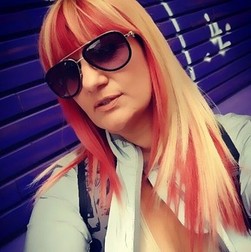 nicola a trecut printr-o transformare radicală de look: și-a vopsit părul în șuvițe roz