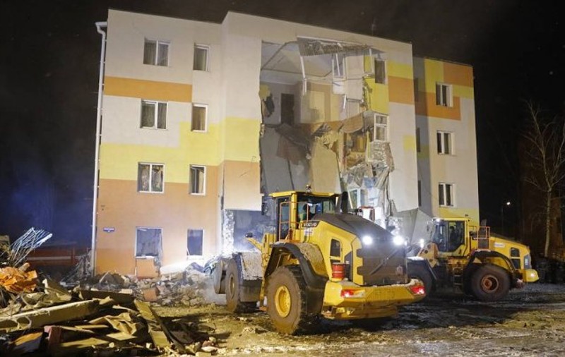 Explozie violentă într-un bloc din Rusia. Patru etaje s-au prăbușit
