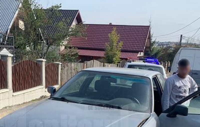 Un puști de 14 ani aflat la volan a intrat cu mașina într-un stâlp, în timp ce fugea de polițiști, în Suceava