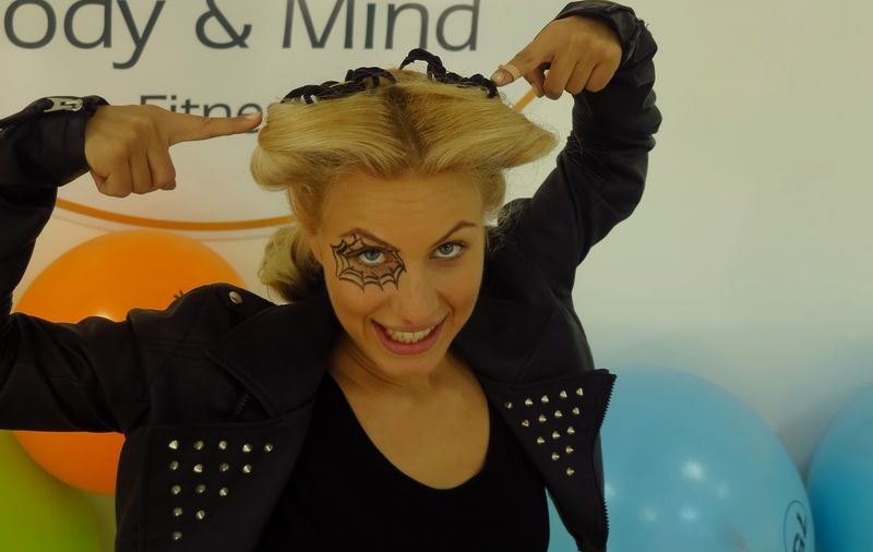 Amna și-a pus tarantule în păr de Halloween | FOTO