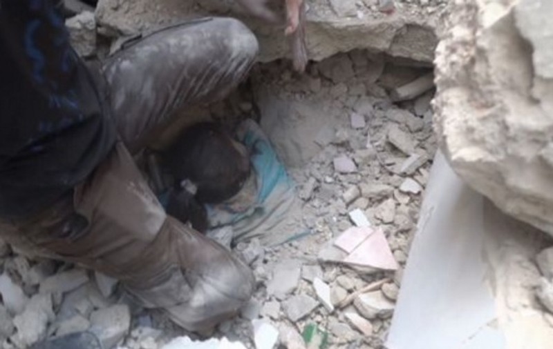 O fetiță a fost scoasă de sub dărâmături în Alep, după ce locuința i-a fost distrusă de un raid. Familia ei a murit în urma bombardamentelor | Imagini dramatice