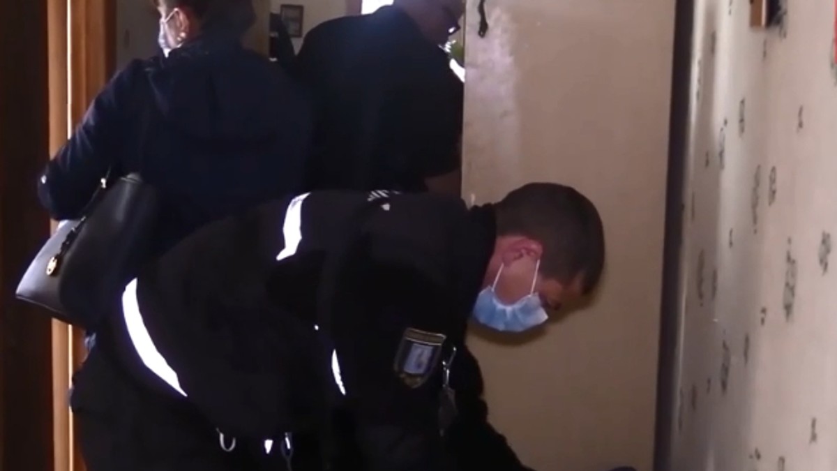 O fetiță de doi ani a fost descoperită într-un apartament lângă cadavrele părinților ei, morți de nouă zile!