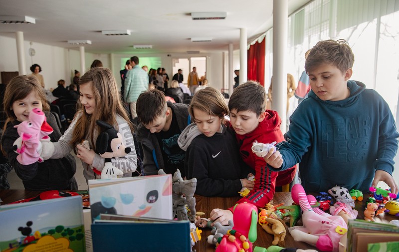 Ministerul Educaţiei: Peste 2.000 de cereri pentru înscrierea, ca audienţi, în unităţi de învăţământ din România a unor elevi şi preşcolari ucraineni