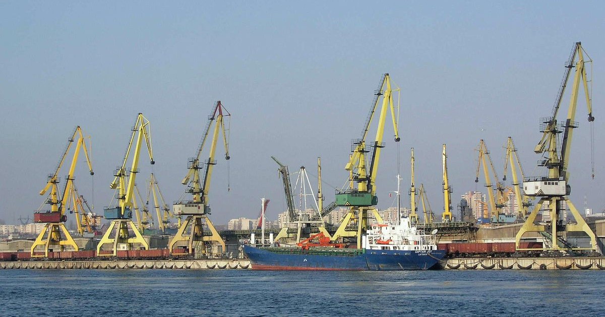 O navă ancorează în Portul Constanța, 24 octombrie 2005