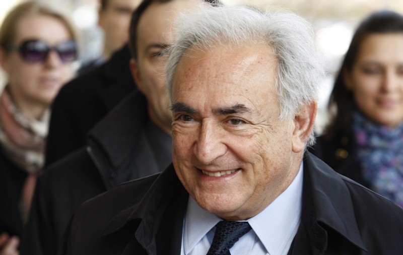 Dominique Strauss-Kahn nu poate sta departe de FeMeI! Imediat după divorţ, a pus mâna pe o bucăţică "VIOAIE"!