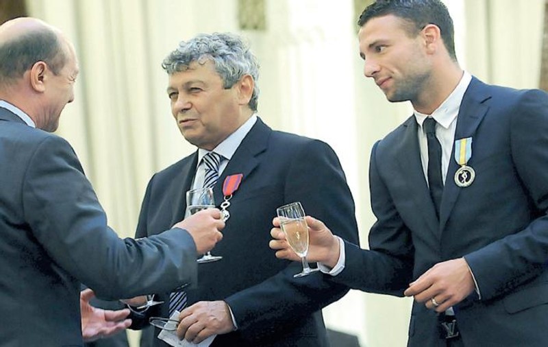 Mircea Lucescu şi Raţ, premiaţi la Cotroceni