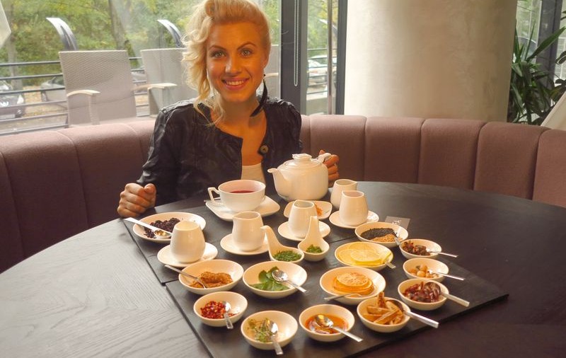 Amna bea un ceai-minune din 20 de ingrediente, pentru o voce PERFECTĂ