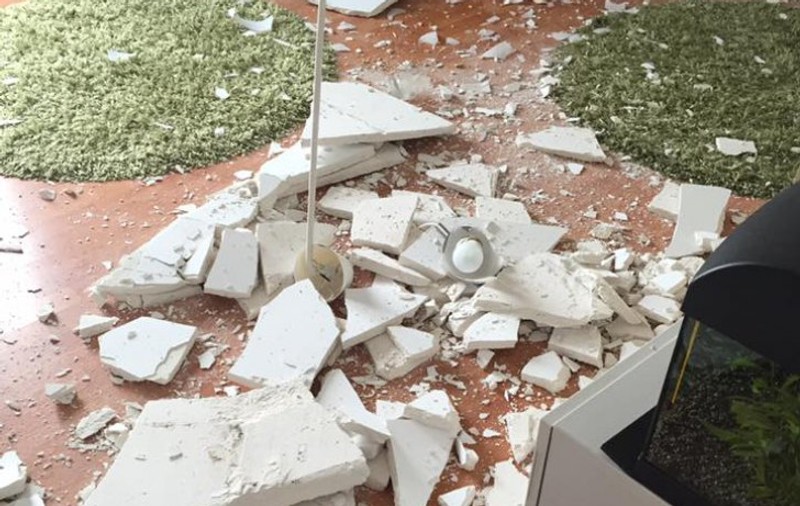 Un proprietar din cartierul Titan s-a trezit cu tavanul în cap. Locuința se afla într-un complex de blocuri nou construite
