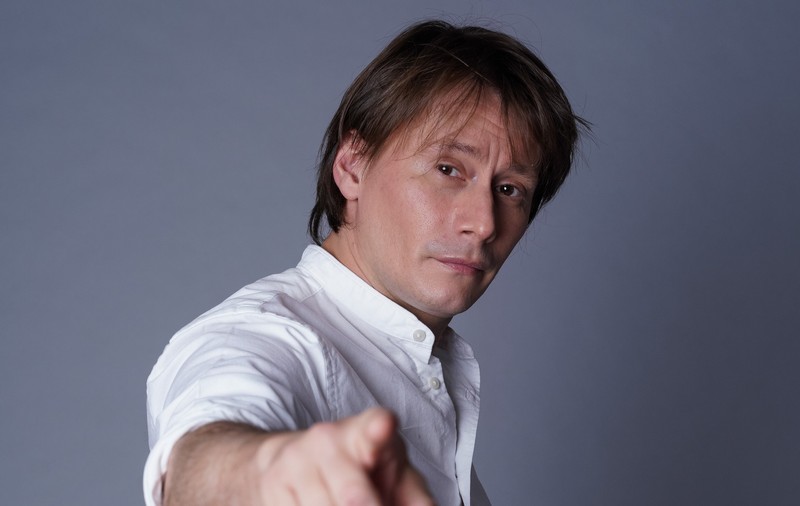 Marius Manole este noul prezentator al emisiunii „Întrebarea mesei rotunde”,  pe PRO TV PLUS. Actorul i-a luat locul lui Alex Daragiu