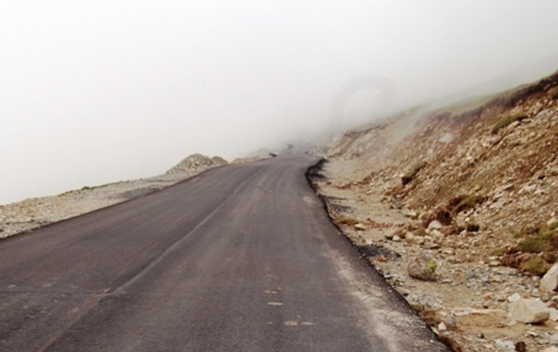 Un copil şi doi adulţi au rămas blocaţi pe Transalpina! Zăpada este de 40 de centimetri!