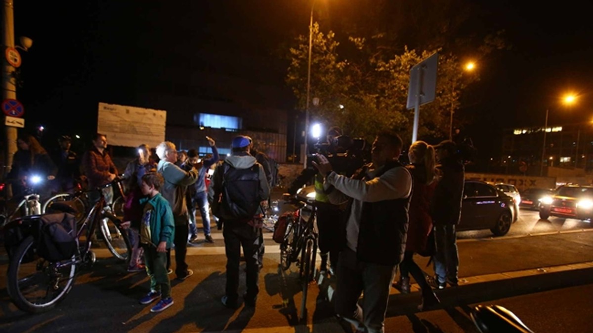 Protest inedit la o trecere de pietoni din Timișoara. Bicicliștii și pietonii au iluminat zebra, în memoria victimelor accidentelor rutiere