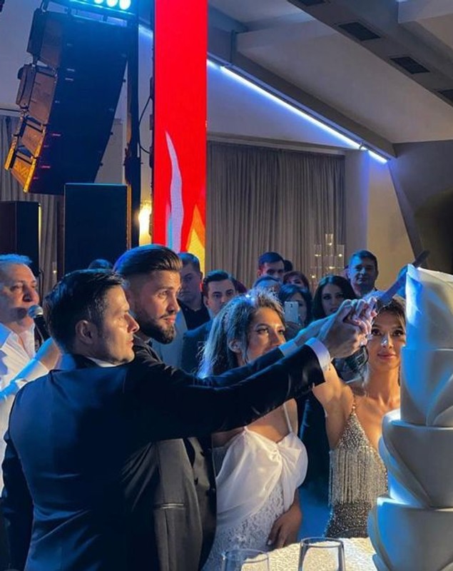 Liviu Vârciu și Anda Călin, nași de cununie. Ținutele celor doi au atras privirile tuturor. Cum s-a îmbrăcat nașa! „Atât de mult mă bucur”