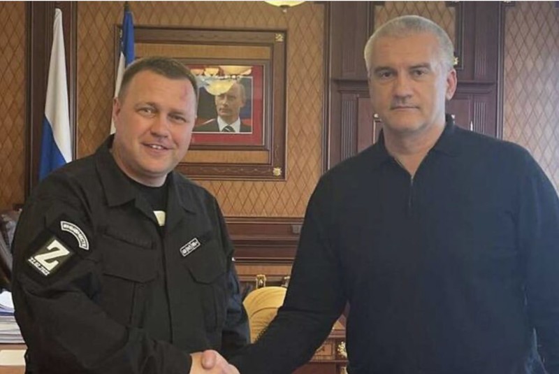 Igor Kastiukevici (stânga) și Serghei Aksionov, guvernatorul din Crimeea.