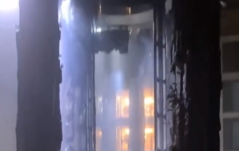 Cel mai mare acvariu cilindric autonom din lume a explodat în holul unui hotel din Berlin. 1500 de pești exotici au murit. FOTO