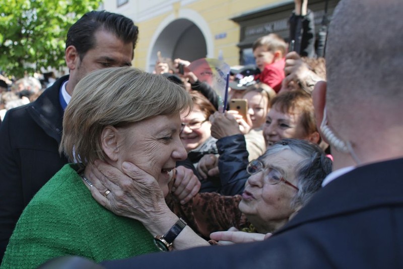 Angela Merkel, baie de mulțime la Sibiu (Foto: Inquam Photos / Octav Ganea)