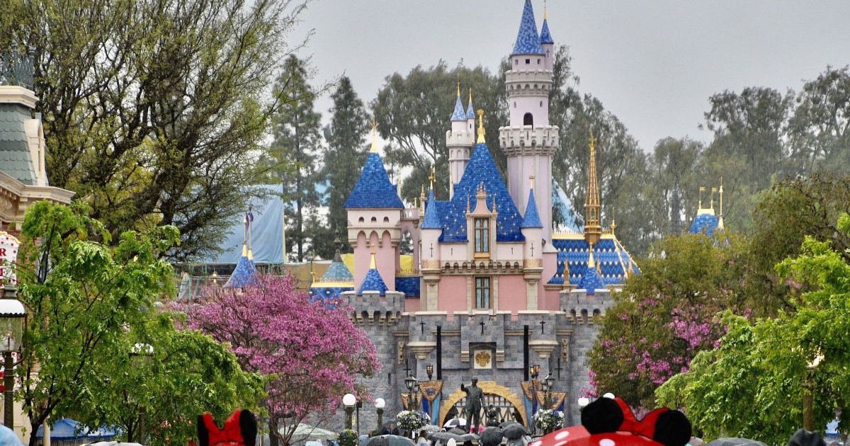 Un grup mare de turiști se îndreaptă spre Castelul Frumoasei Adormite de la Disneyland în Anaheim, California, joi, 12 martie 2020