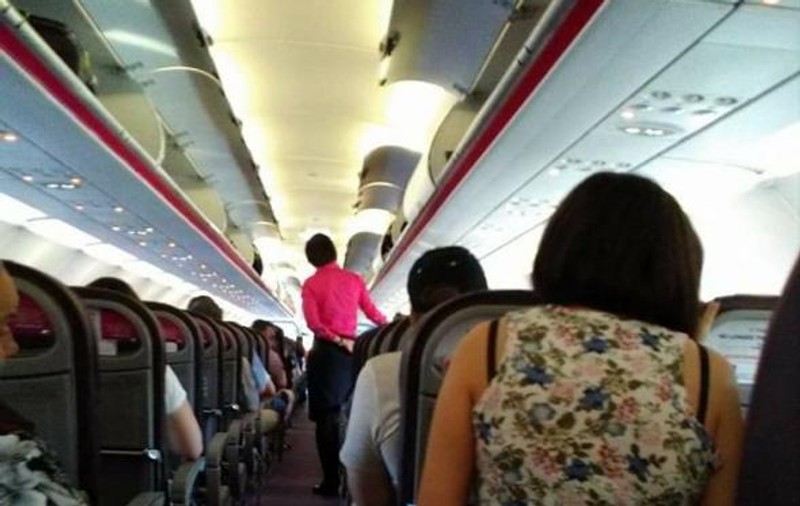 Scaun fără spătar într-un avion. Ce explicații a dat compania aeriană