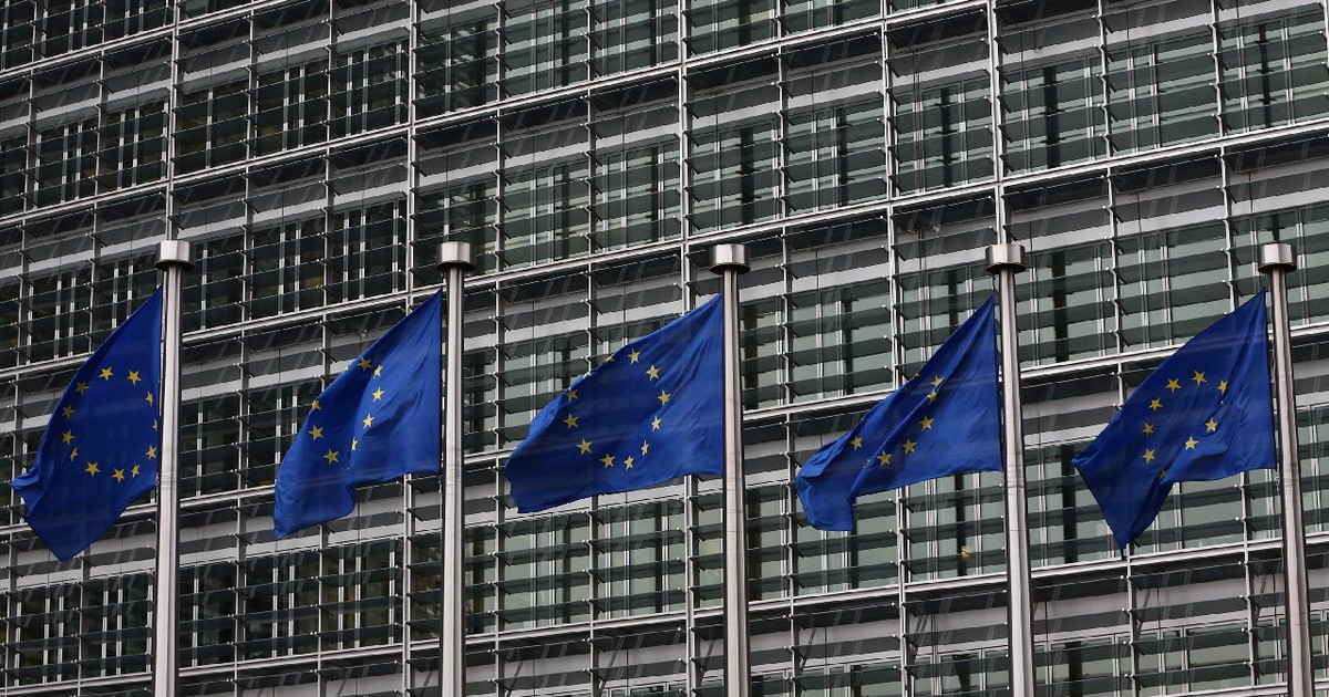 mai multe steaguri UE in fata sediului Comisiei Europene
